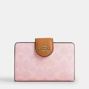 NWT Coach! Medium Corner Zip Wallet
In Signature Canvas 🌸